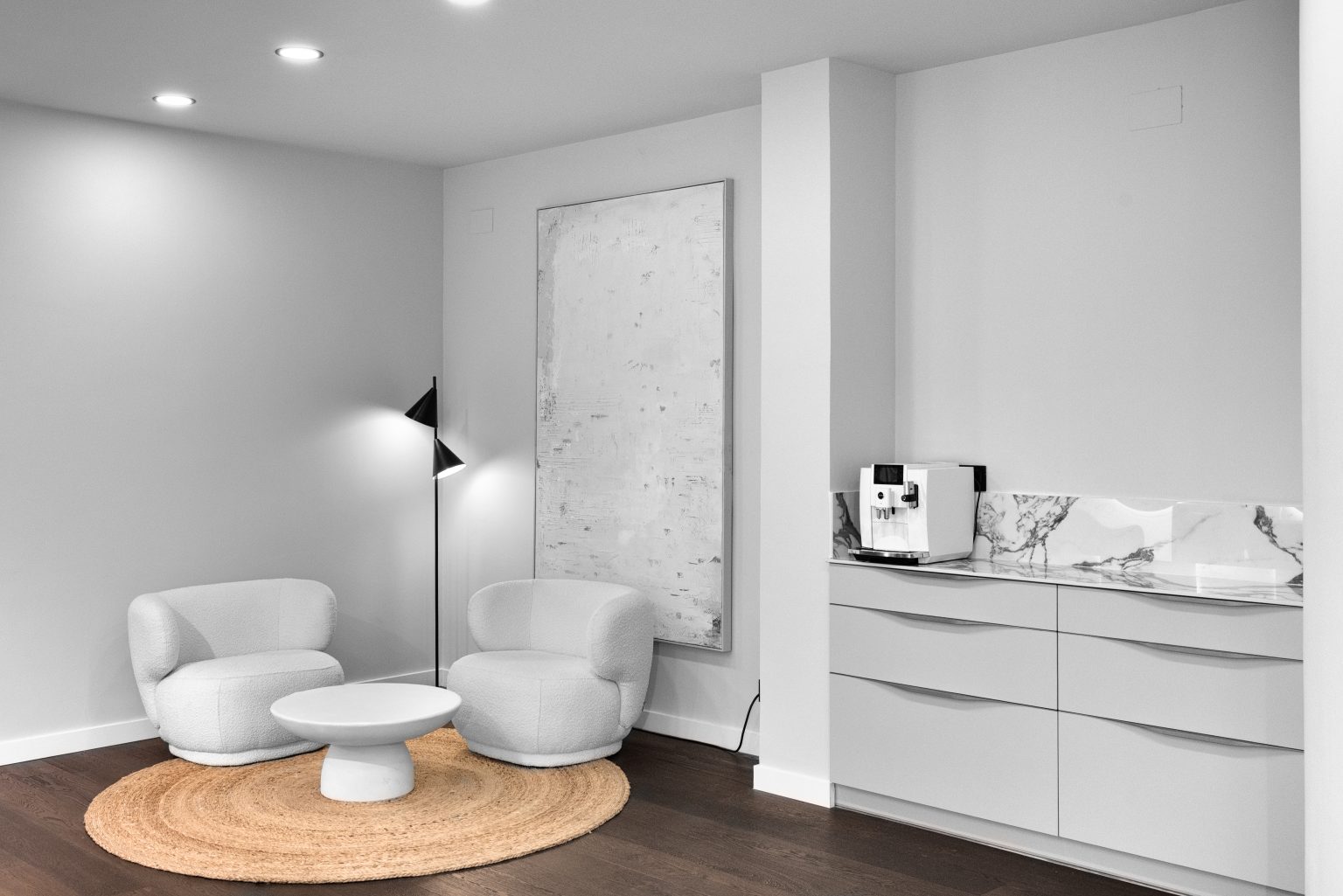 Sala de espera minimalista de La Están Peinando, peluquería barata Mataró, con cafetera