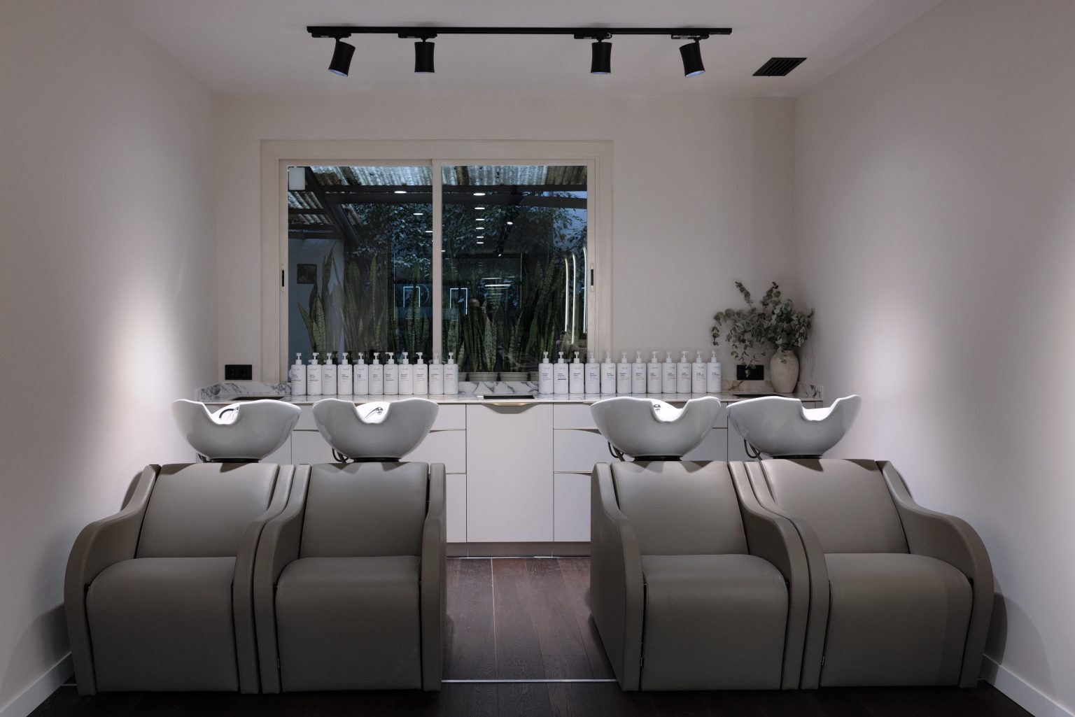 Zona de lavacabezas de La Están Peinando con productos Keune para alisado orgánico con Keratina