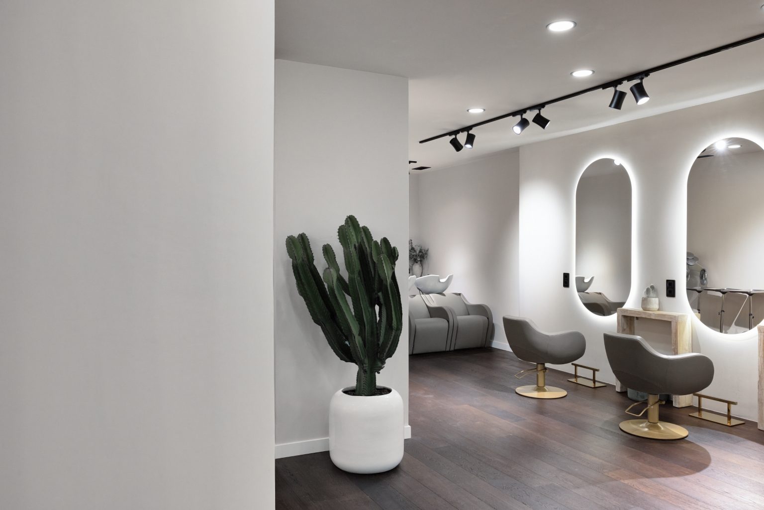 Zona de estilismo con sillones y espejos en peluquería Balayage Mataró para mechas rubias