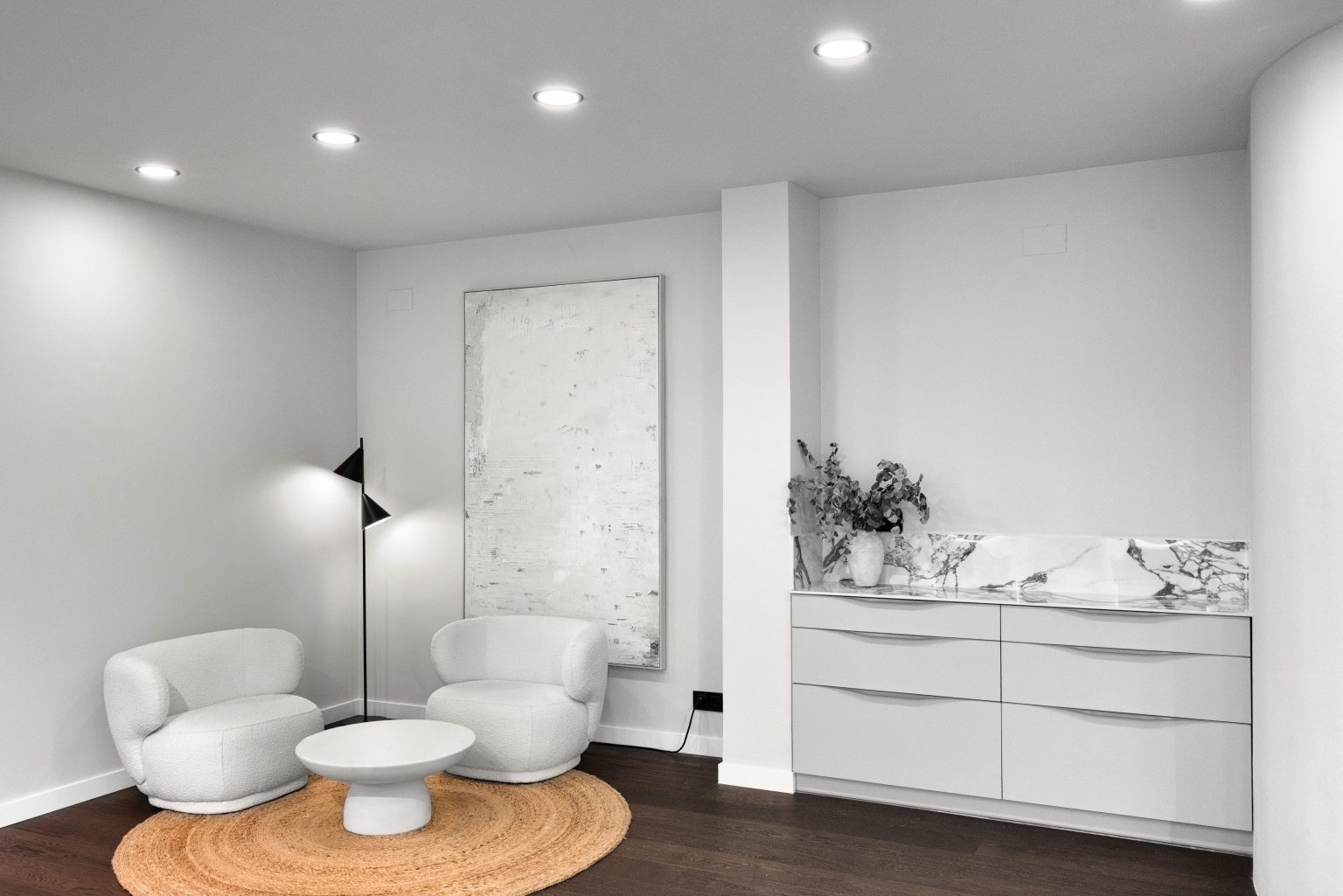 Sala de espera minimalista de La Están Peinando, peluquería barata Mataró, con cafetera