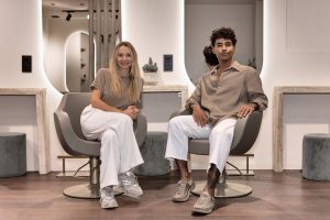 Estilistas de La Estan Peinando sentados en sillones, expertos en balayage rubio y alisado orgánico