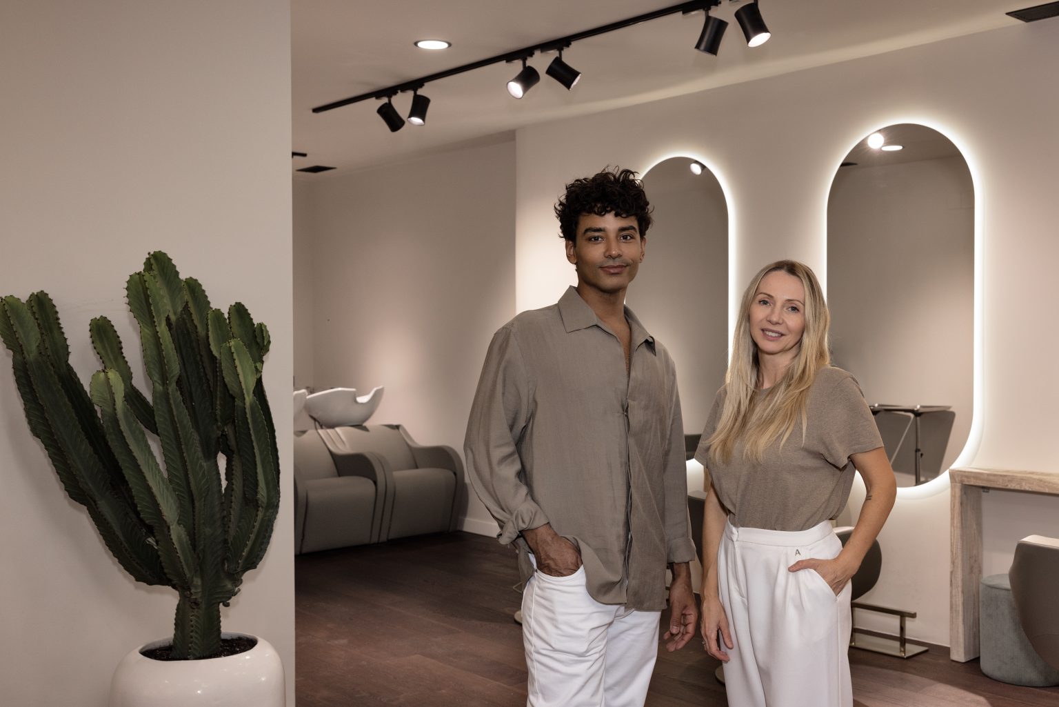 Dos estilistas en el salón de peluquería Mataró y Barcelona La Están Peinando