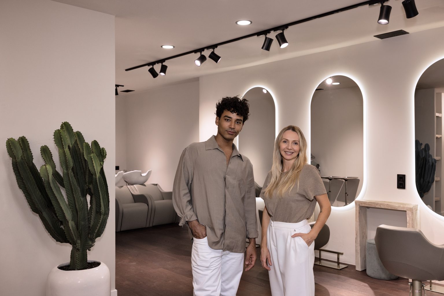 Dos estilistas en el salón de peluquería Mataró y Barcelona La Están Peinando