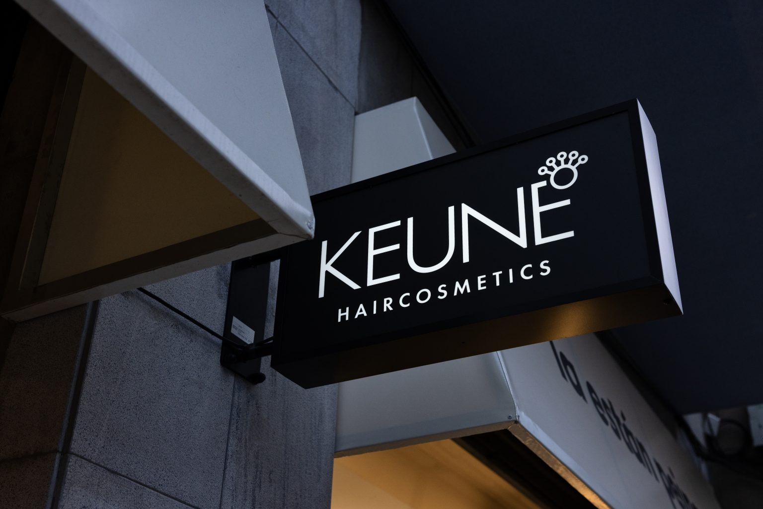 Rótulo exterior Keune Haircosmetics en el exterior de La Están Peinando, peluquería Mataró