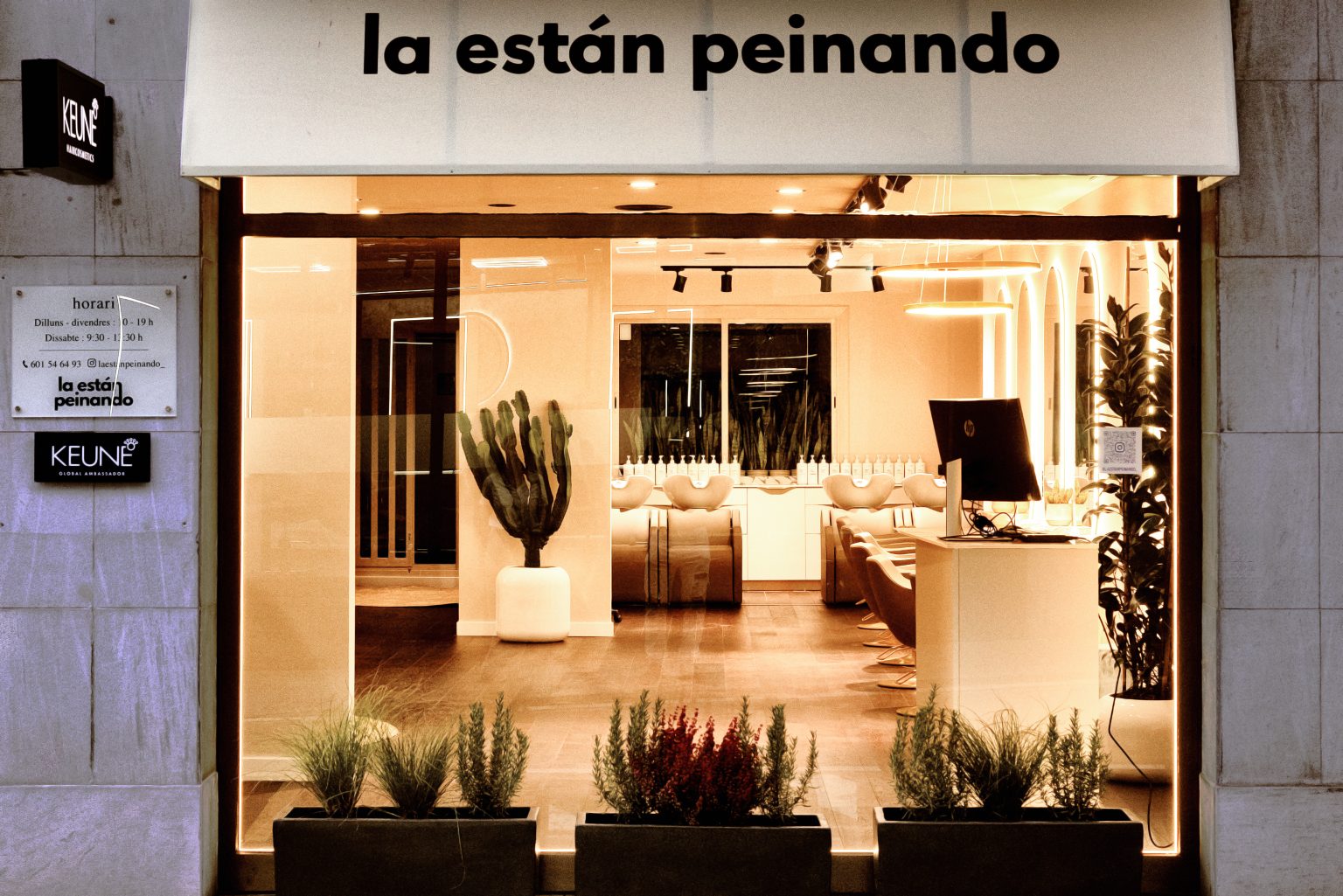 Fachada de La Están Peinando, peluquería Mataró, salón oficial Keune Haircosmetics con iluminación