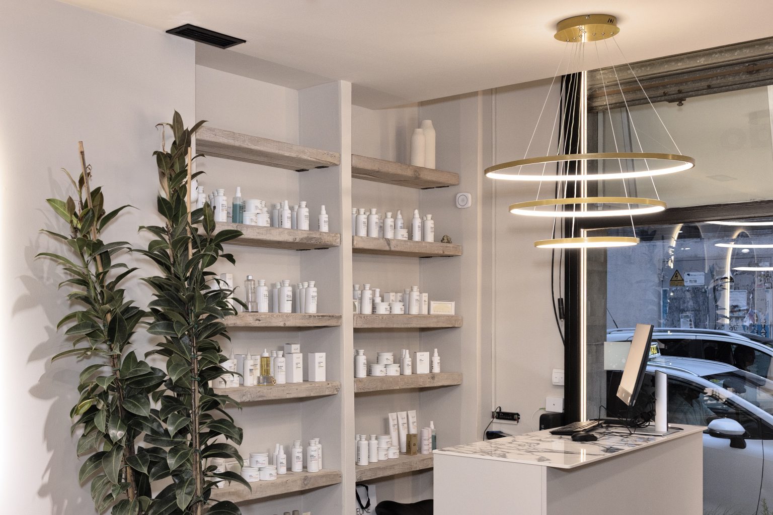 Mostrador y estanterías con productos Keune Haircosmetics para tratamientos capilares Barcelona